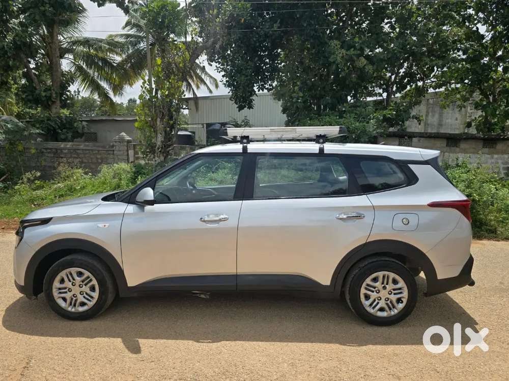 Kia Carens 2023 Petrol Manual 90000 Km First Owner