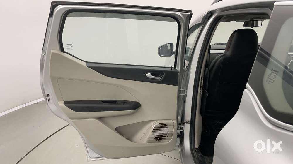 Renault Triber Rxz, 2023, Petrol