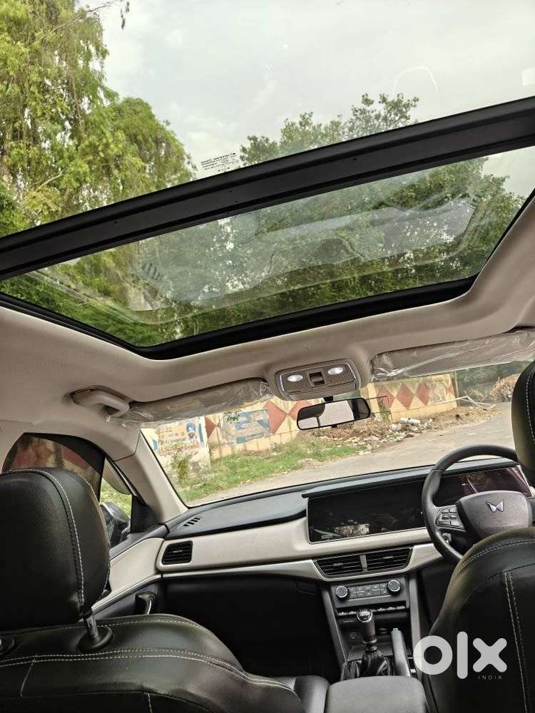 Mahindra Xuv700 2.0 Ax 5 Petrol Mt Str, 2023, Petrol