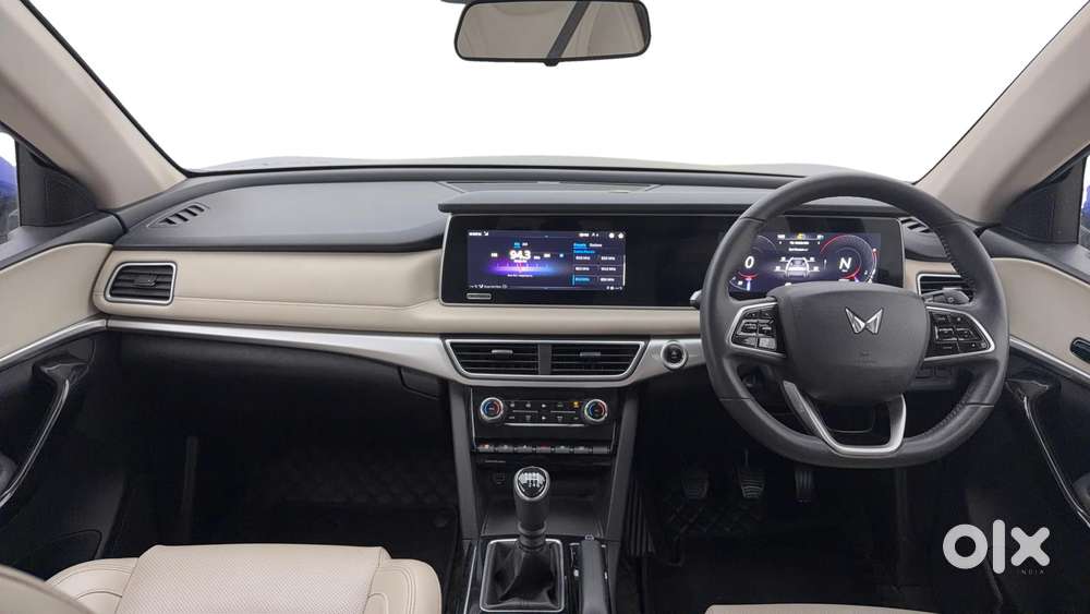 Mahindra Xuv700 Ax 5 Petrol Mt 7 Str (e), 2023, Petrol