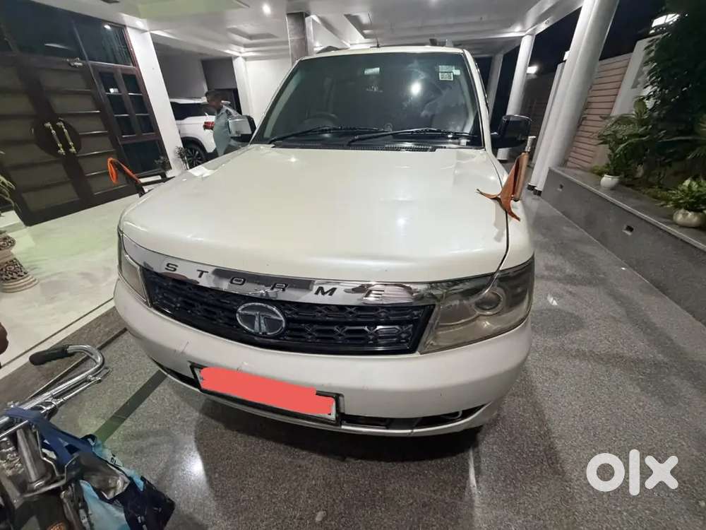 Tata Safari Storme 2015