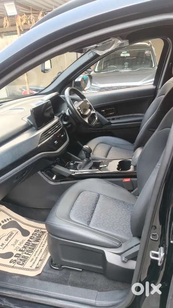 2024 Tata Safari Adventure+ Dark Edition (7-seater)