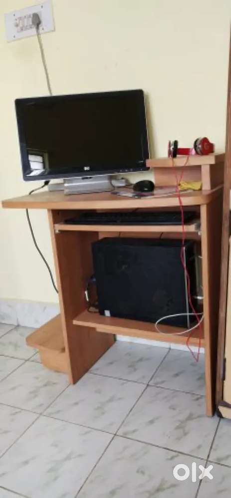 HP Desktop Computer Set with Monitor and Keyboard and table