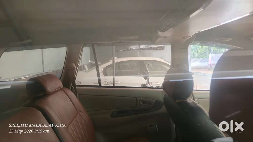 Innova 8 Seater Central Ac