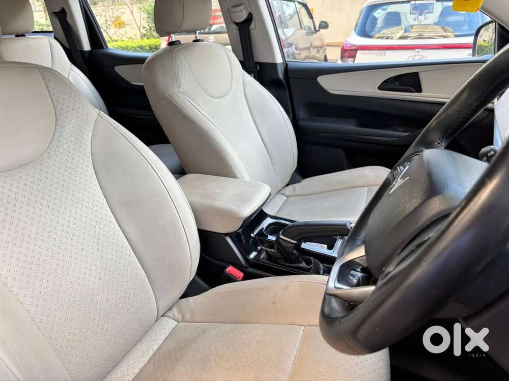 Mahindra Xuv700 Ax5 Petrol Mt 7 Seater 2022