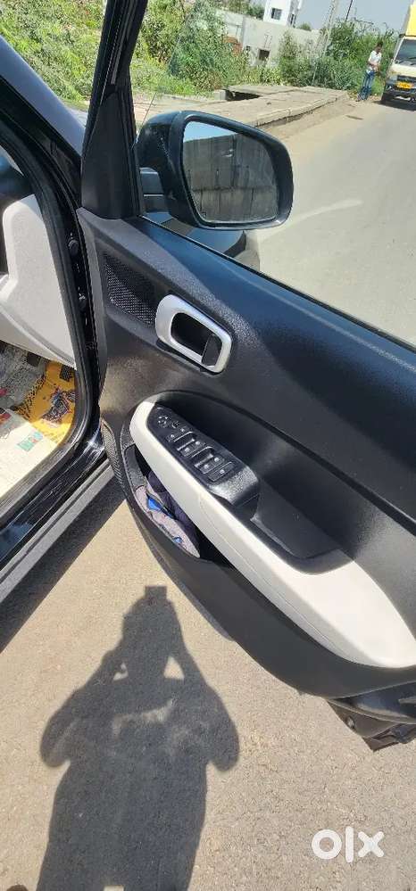 Hyundai Venue 2025 Petrol 4000 Km Driven