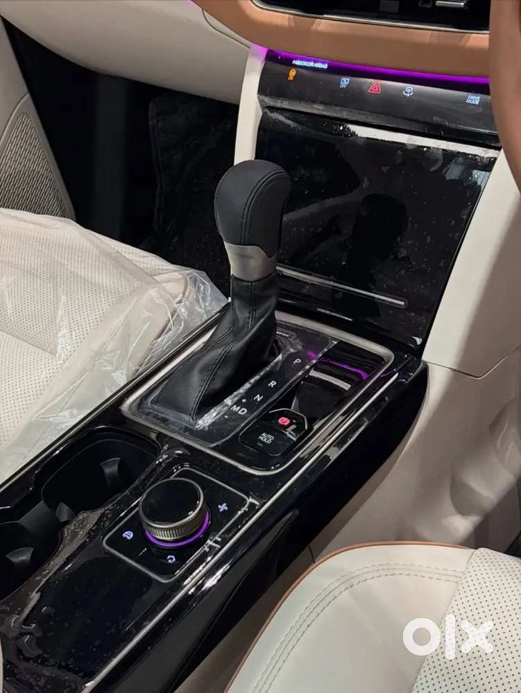 Mahindra Xuv 7xo Ax7 Petrol At 2026 Gelexy Grey  Variant