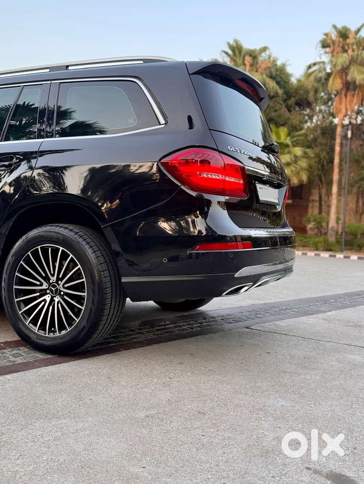 Gle350d 4matic Next To Showroom Car