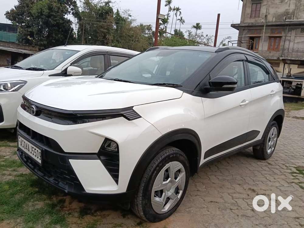 Tata Nexon 2025 Petrol Well Maintained