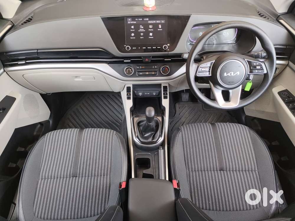 Kia Carens, 2023, Petrol