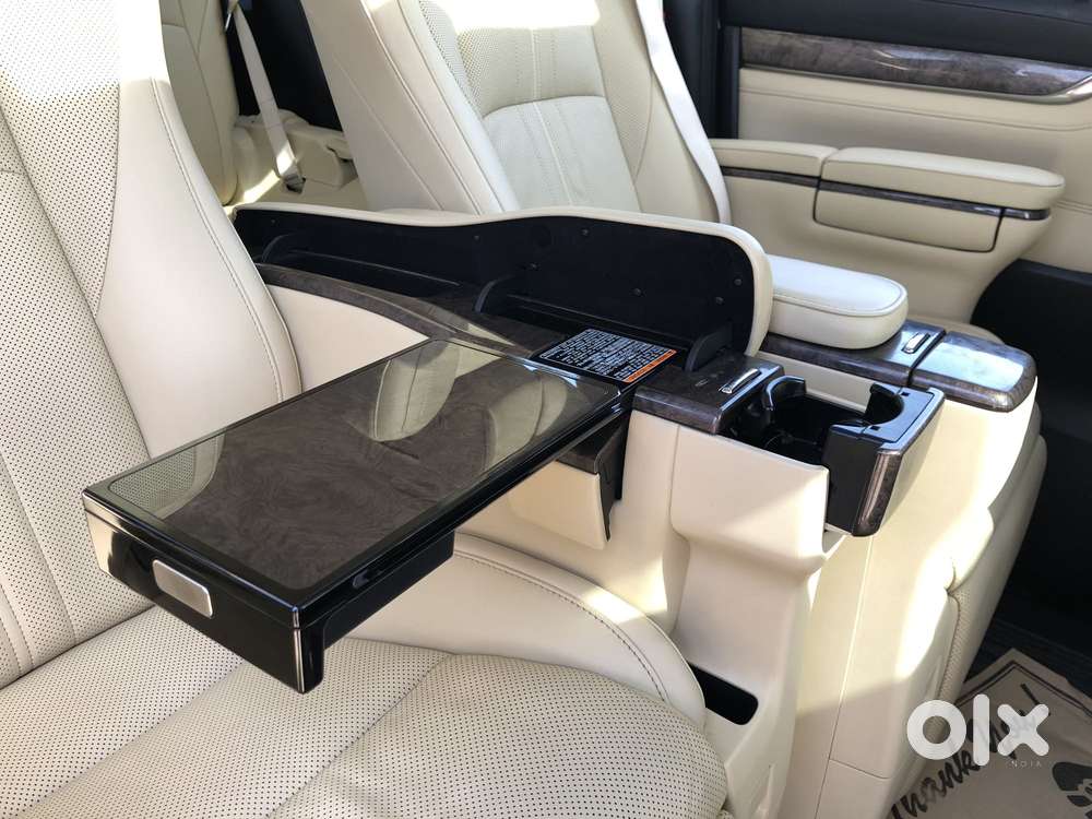 Toyota Vellfire 2.5 Executive Lounge, 2023, Cng & Hybrids