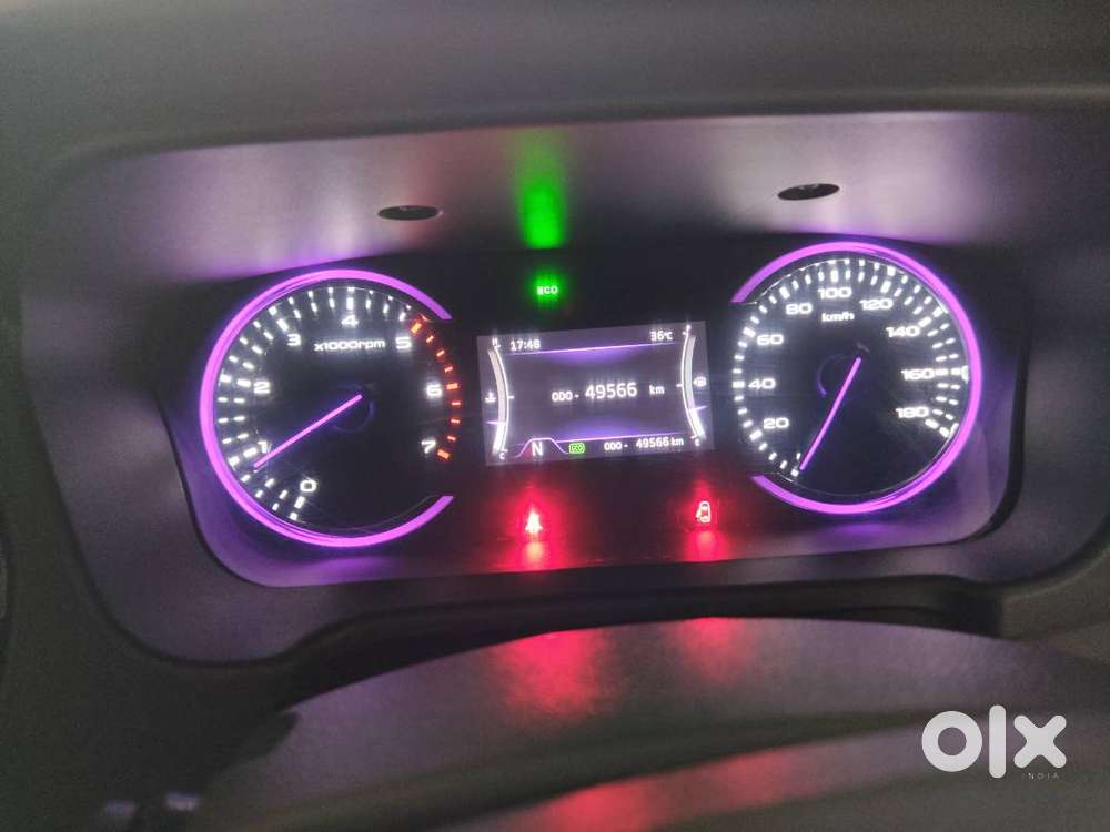 Mahindra Marazzo M6 2019 (pearl White)