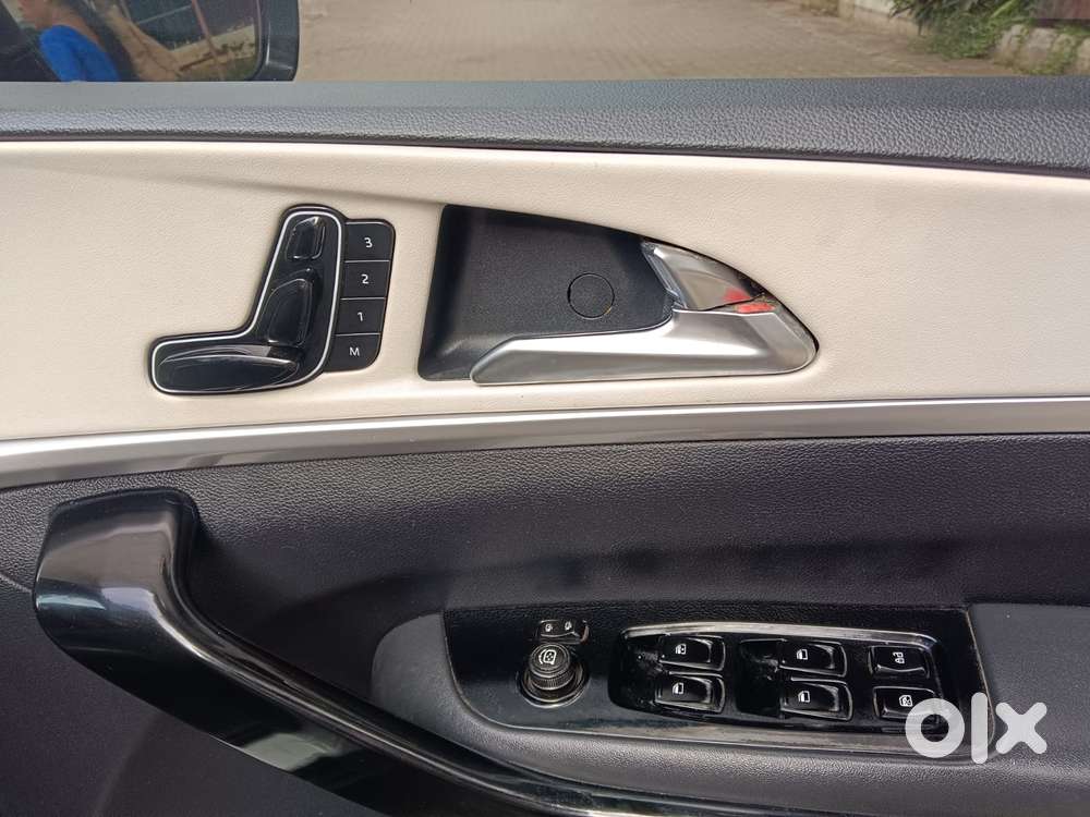 Mahindra Xuv700 2.2 Ax 7 Diesel Mt Luxury Pack Str, 2022, Diesel