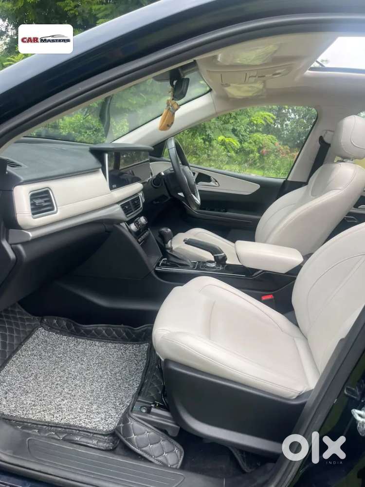 Mahindra Xuv700 2.0 Ax 7 Petrol At Str, 2023, Petrol