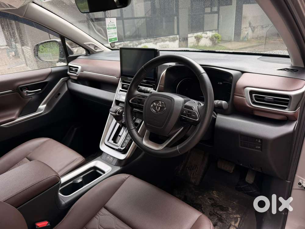 Toyota Innova Hycross 2.0 Zx Hybrid 7 Str, 2025, Petrol