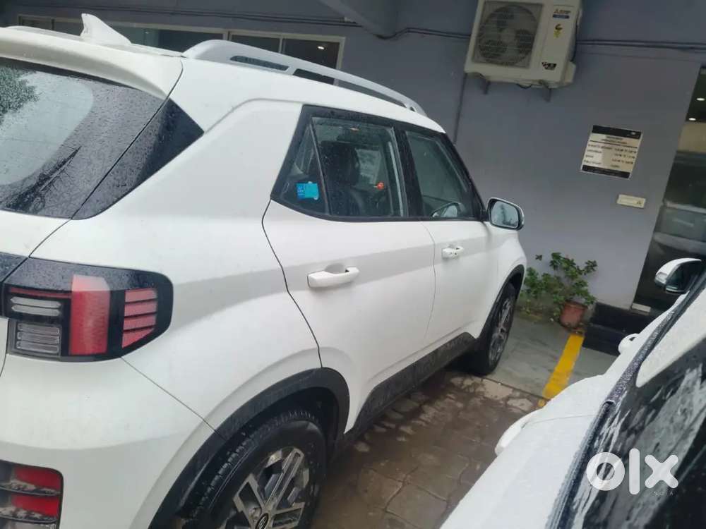 Hyundai Venue 1st Owner 2022 New Shape White Colour