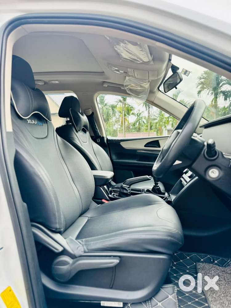 Mahindra Xuv700 2.0 Ax 5 Petrol Mt 7 Str, 2022, Petrol
