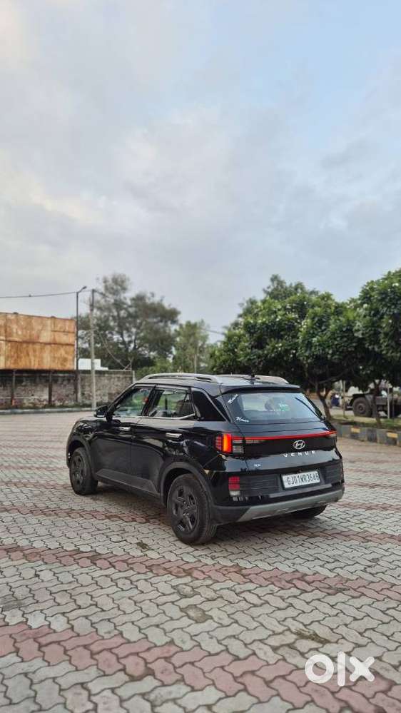 Hyundai Venue S(o) Knight Edition Mt, 2024, Cng & Hybrids