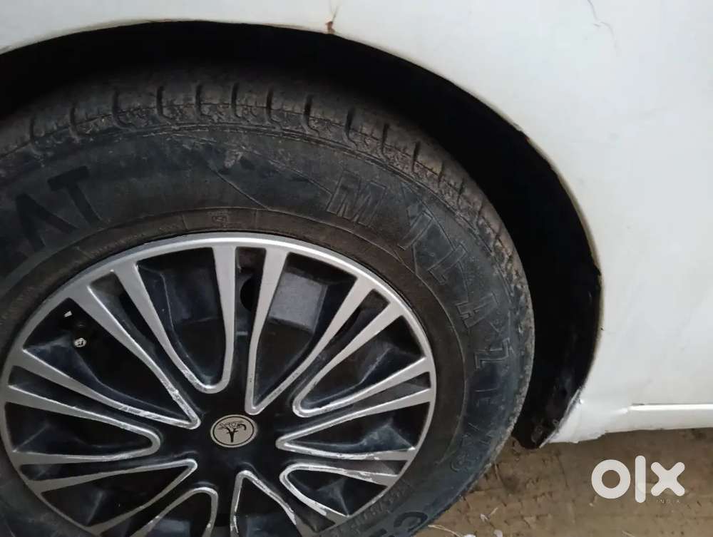 न्यू टायर न्यू बैटरी एलईडी है Ac चालू 2030  गुड कंडीशन कोई कमी नहीं