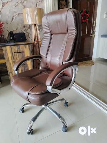 Old office outlet chair olx