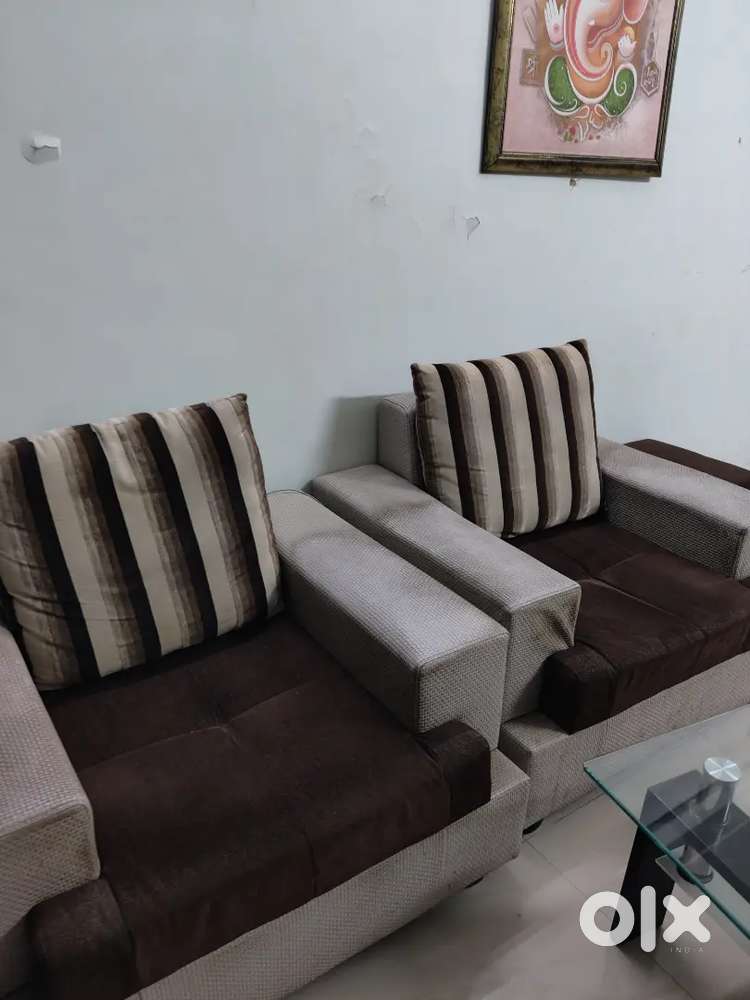 3 seater sofa size 80x36 with matching two single sofa size 40x36'