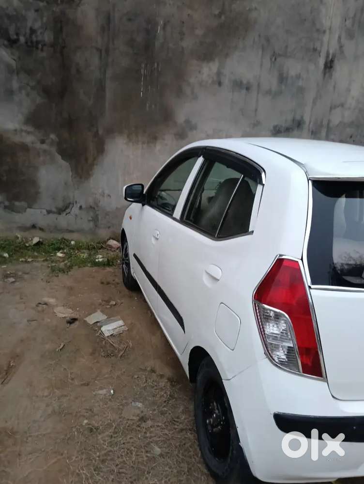 न्यू टायर न्यू बैटरी एलईडी है Ac चालू 2030  गुड कंडीशन कोई कमी नहीं