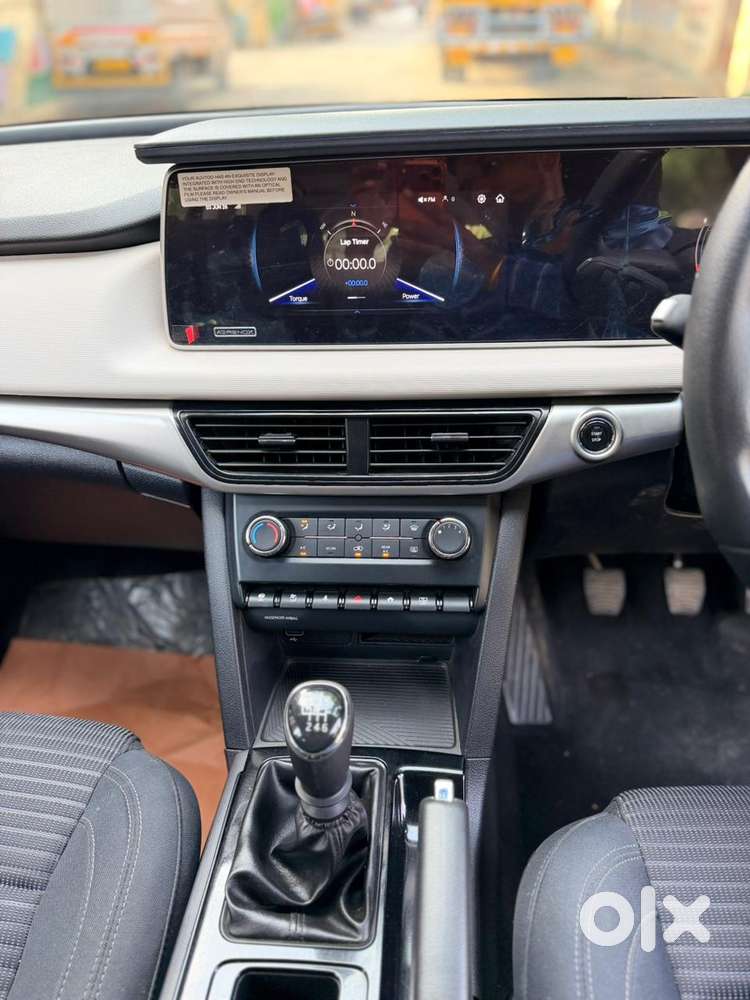 Mahindra Xuv700 2.0 Ax 5 Petrol Mt 7 Str, 2024, Petrol