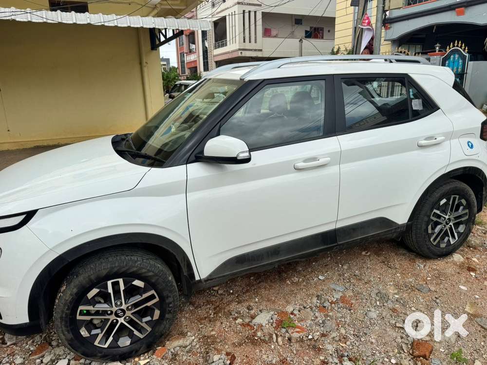 Hyundai Venue Petrol 2023- Non -accidental Well Maintained Less Driven