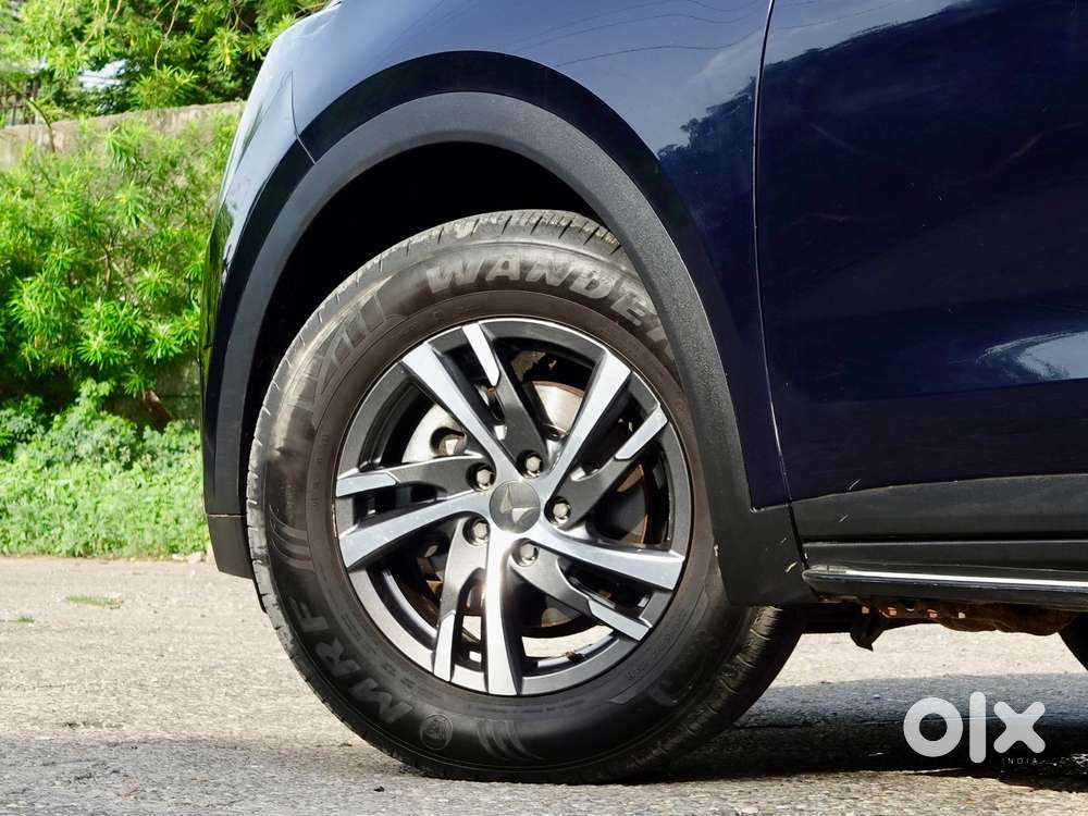 Mahindra Xuv700 2.0 Ax 7 Petrol Mt Str, 2022, Petrol