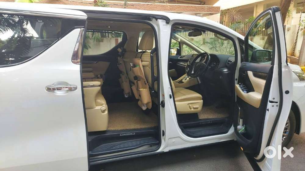 Toyota Vellfire 2.5 Executive Lounge, 2023, Cng & Hybrids