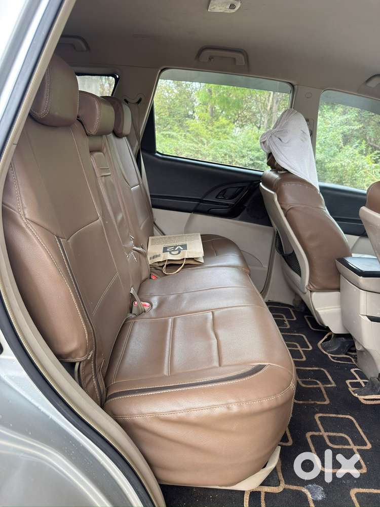 Mahindra Xuv500 Showroom Maintain
