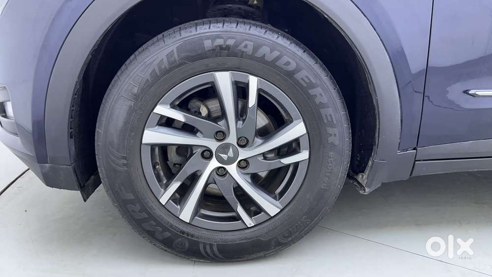 Mahindra Xuv700 2.0 Ax 5 Petrol Mt Str, 2022, Petrol