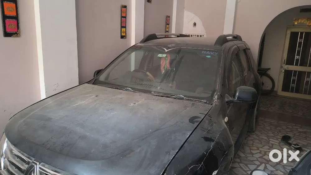 Renault Duster 2014.big Black Alloy Tire.  Dl Number