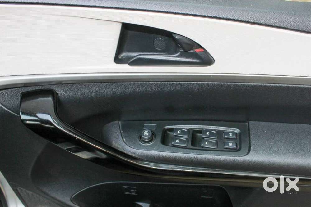 Mahindra Xuv700 Ax 5 Petrol Mt Str (e), 2022, Petrol