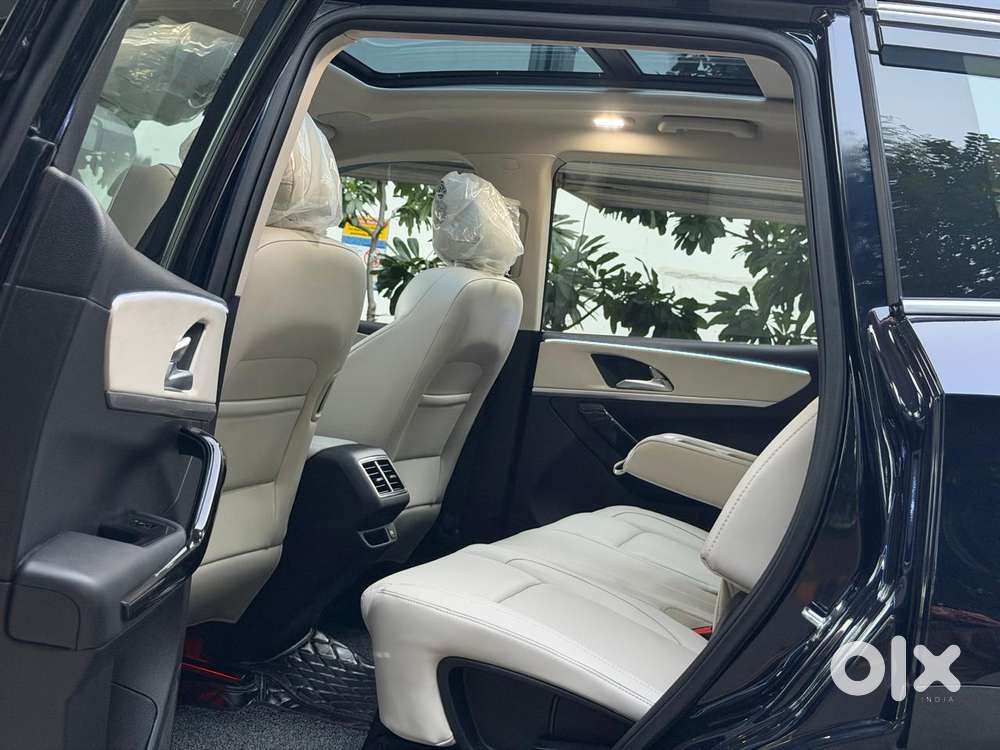 Mahindra Xuv700 Ax7 Luxury Pack Awd, 2025, Petrol