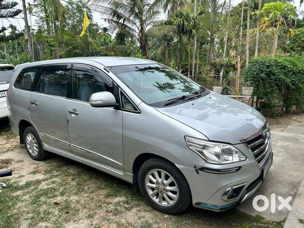 Innova 2.5 V 8 Seater