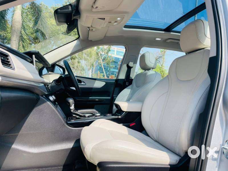 Mahindra Xuv700 2.0 Ax 7 Petrol At Str, 2024, Petrol