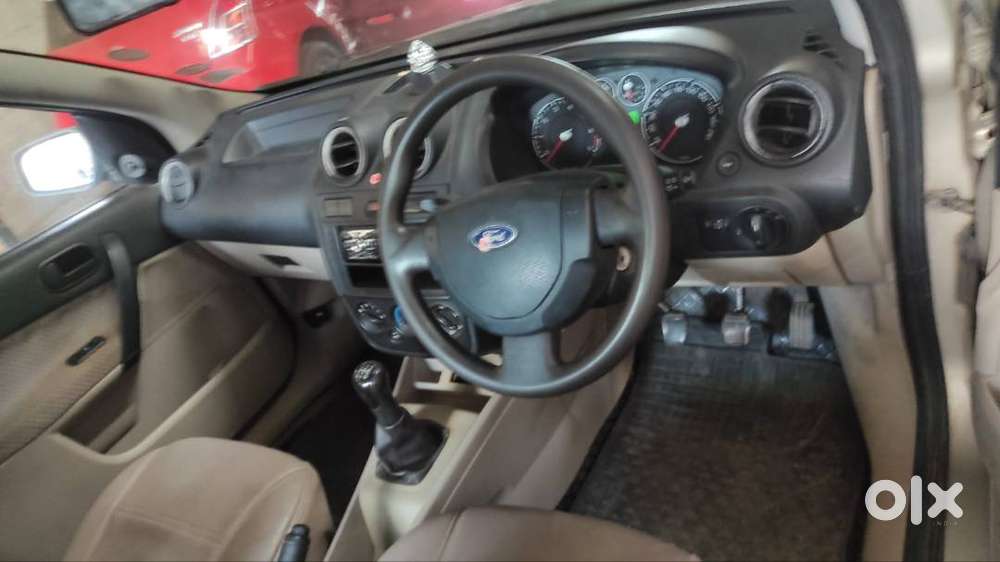 Power Steering, Power Window, Center Lock