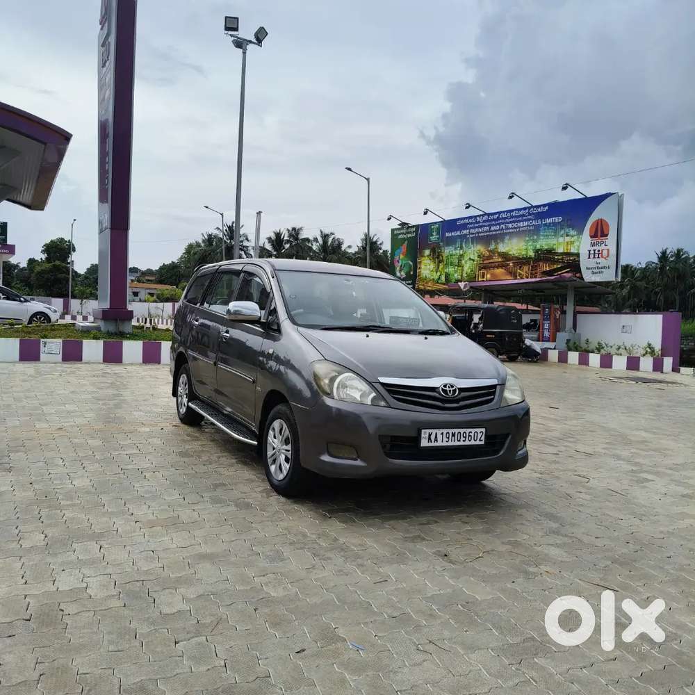 Toyota Innova 2010 Petrol Well Maintained
