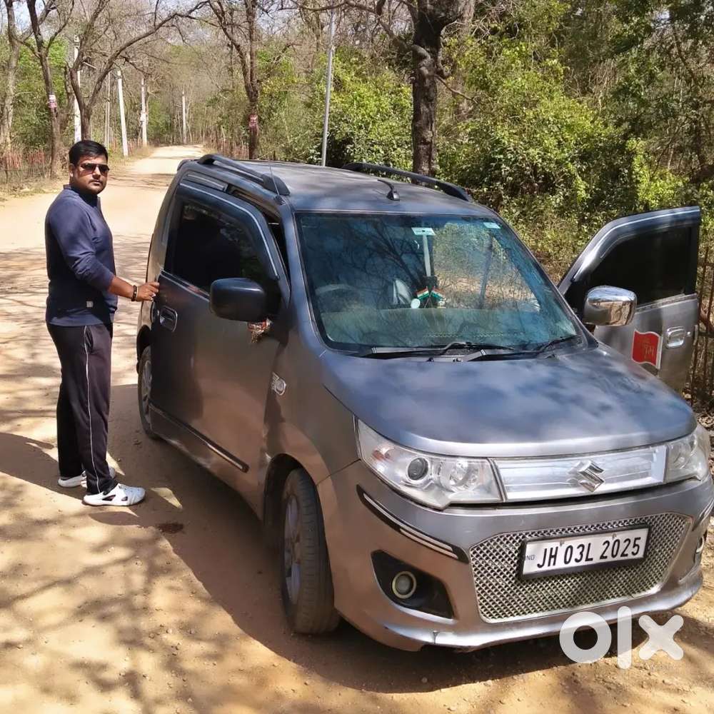 2 Caar Hai.. Parking Me Problem H Isliy Sale Karna Pad Rha Hai..
