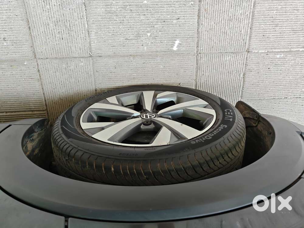 Volkswagen Taigun 1.0 Tsi Topline At, 2023, Petrol
