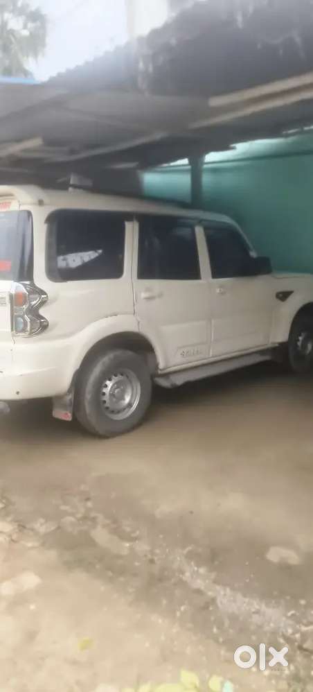 गाड़ी 2018 मॉडल फर्स्ट हैंड मेरे यहां का ही है