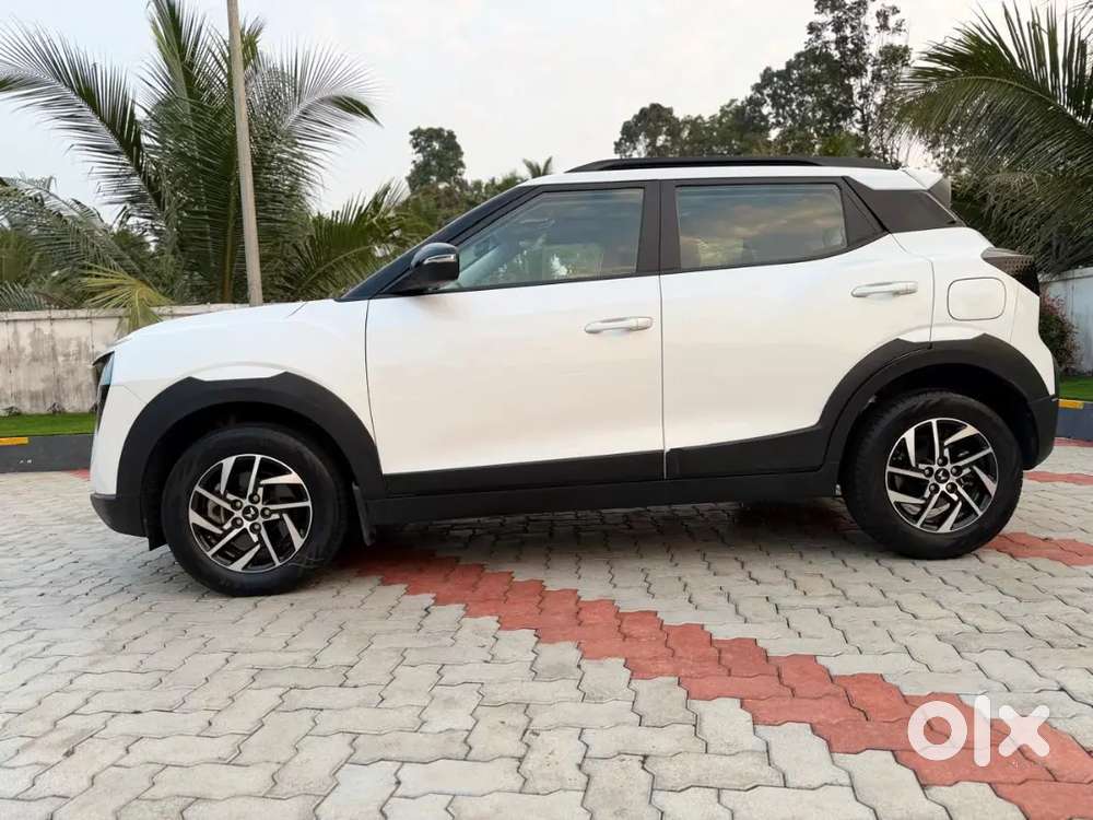 Mahindra Xuv 3xo Ax5 Petrol Mt  Single Owner Warranty Period