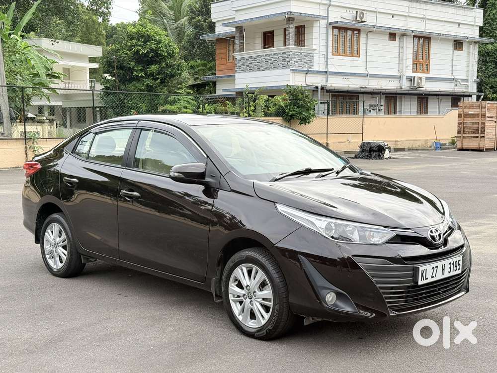 Toyota Yaris V Cvt, 2018, Petrol