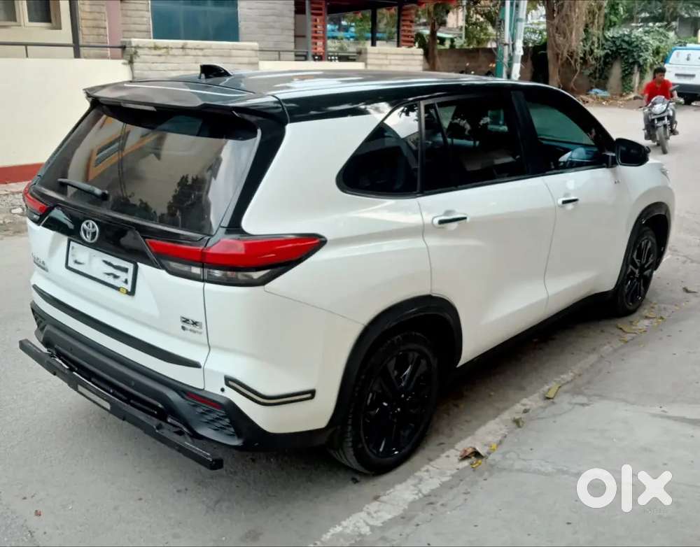 Toyota Innova Hycross 2025