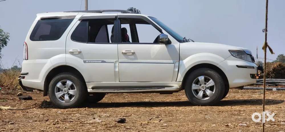 Tata Safari Storme 2015
