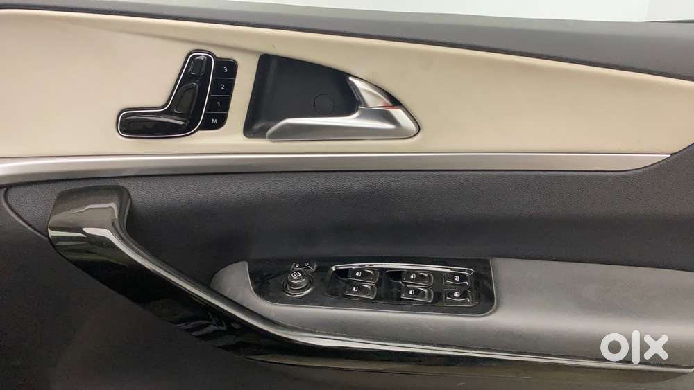 Mahindra Xuv700 2.0 Ax 7 Petrol At Str, 2024, Petrol