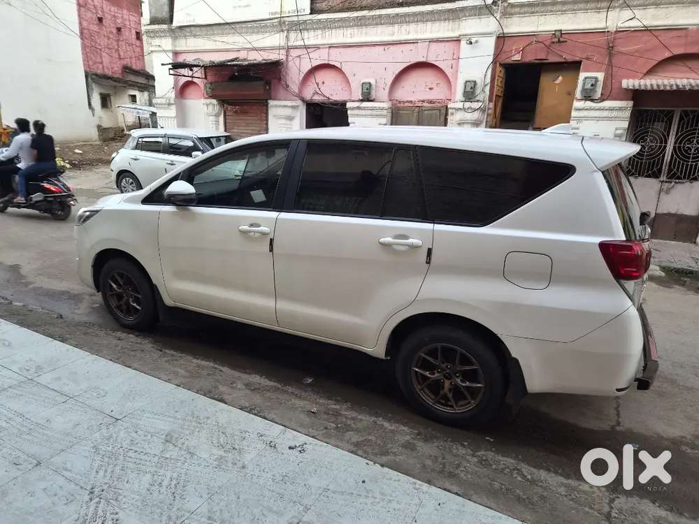 Toyota Innova Crysta G Model 8 Seater White Colour