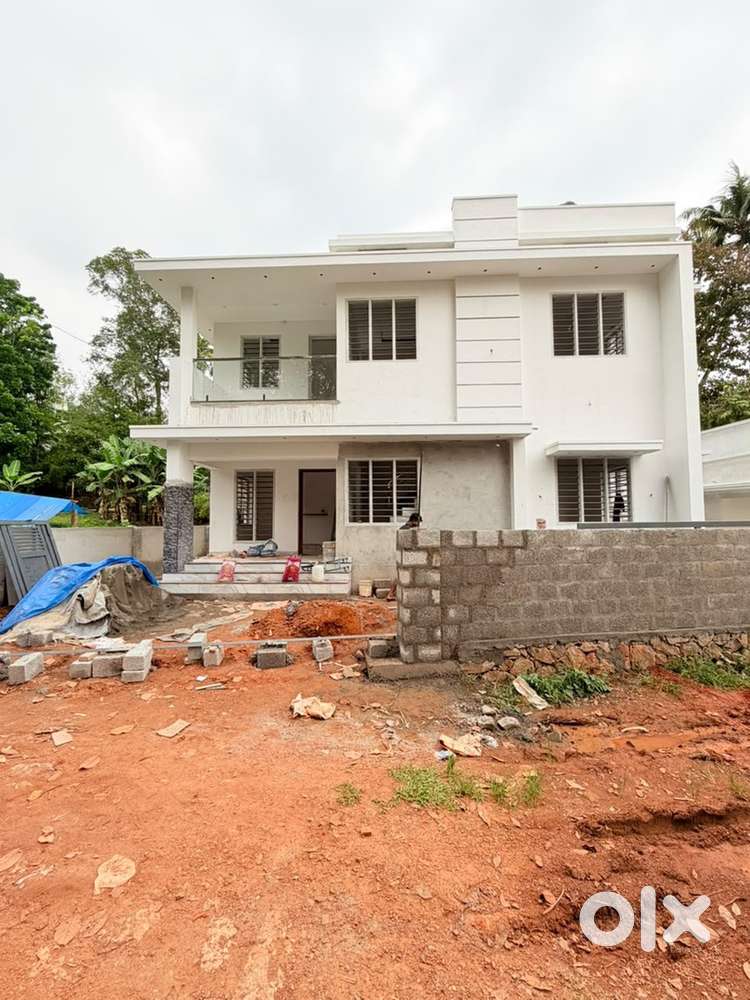 4 cent  1320 sqft 3 bhk Kakkanad Pukkattupady Chembarakky road