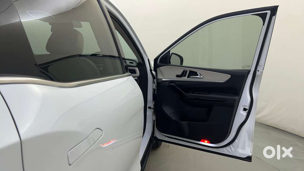 Mahindra Xuv700 2.0 Ax 7 Petrol At Str, 2023, Petrol